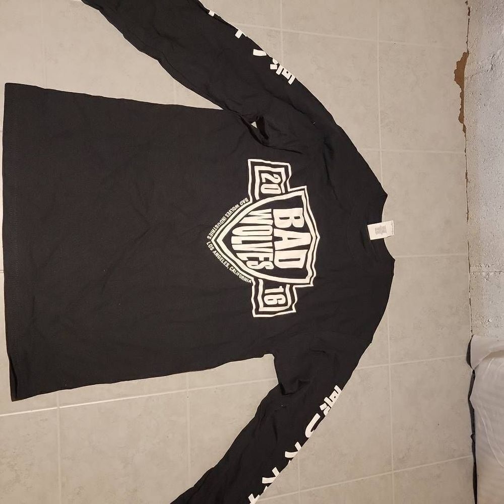 Gildan Boy's Black Bad Wolves Pull-Over Long Sleeve T-shirt Size Small